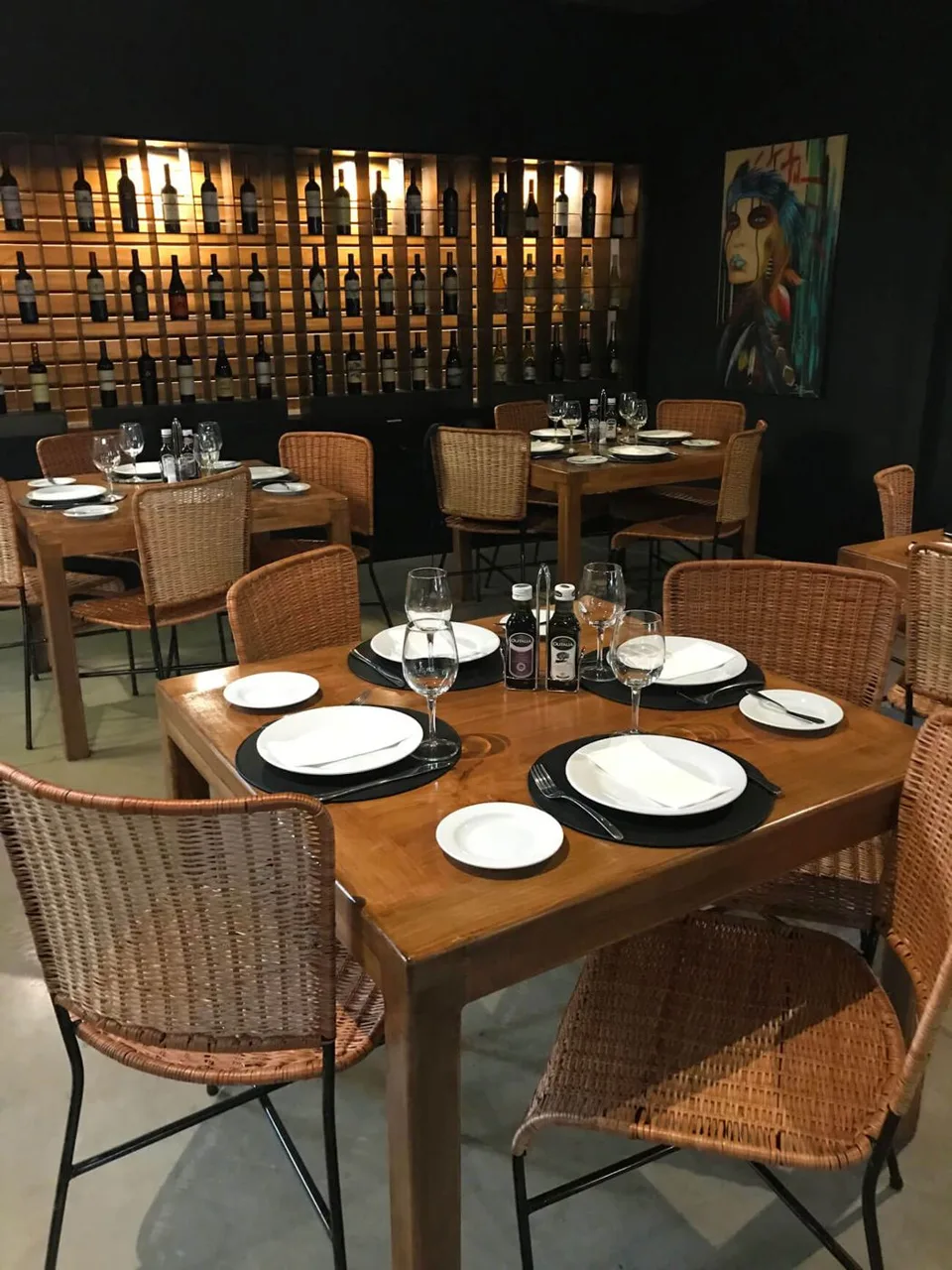 Mesas junto a la cava del restaurante